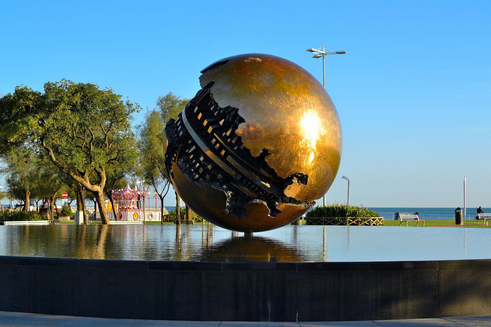 La Sfera Grande di Arnaldo Pomodoro, Pesaro